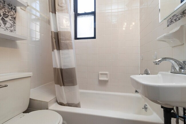 Foto del edificio - 319 E 95th St