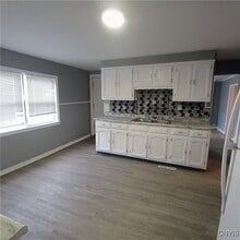 Building Photo - 407 Pond St