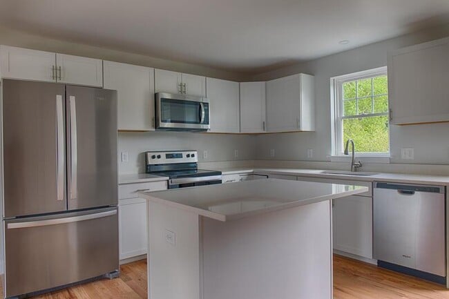 Building Photo - 5 Thomas Dr