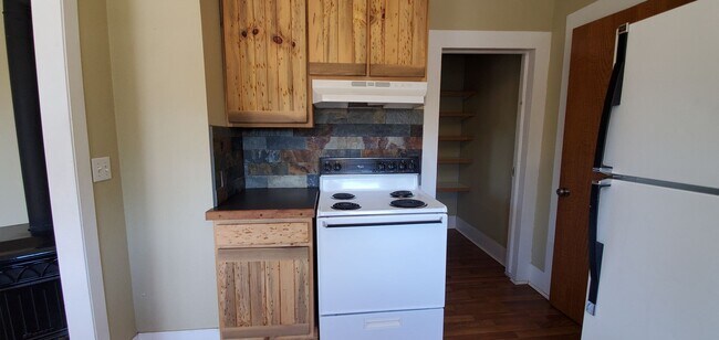 Building Photo - Charming 2 bed/1 bath home