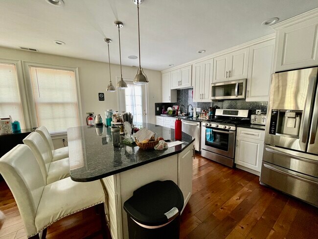 Foto del edificio - 281 Rindge Ave
