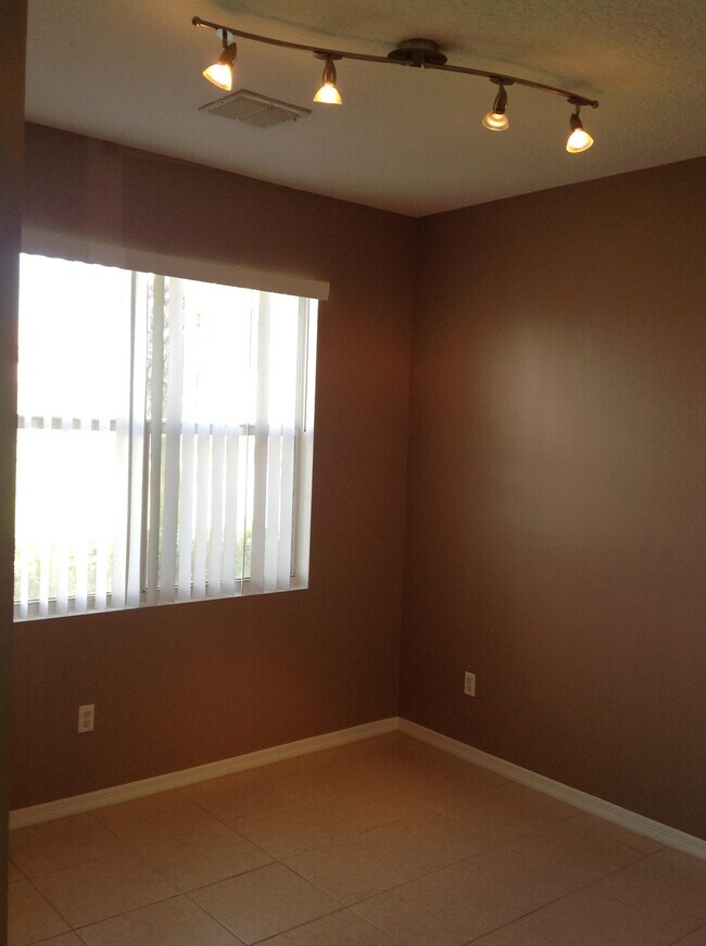 Building Photo - 1510 Seminole Palms Dr