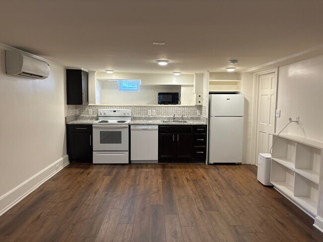Building Photo - 1 Bedroom Lower Level Unit - Water Included!