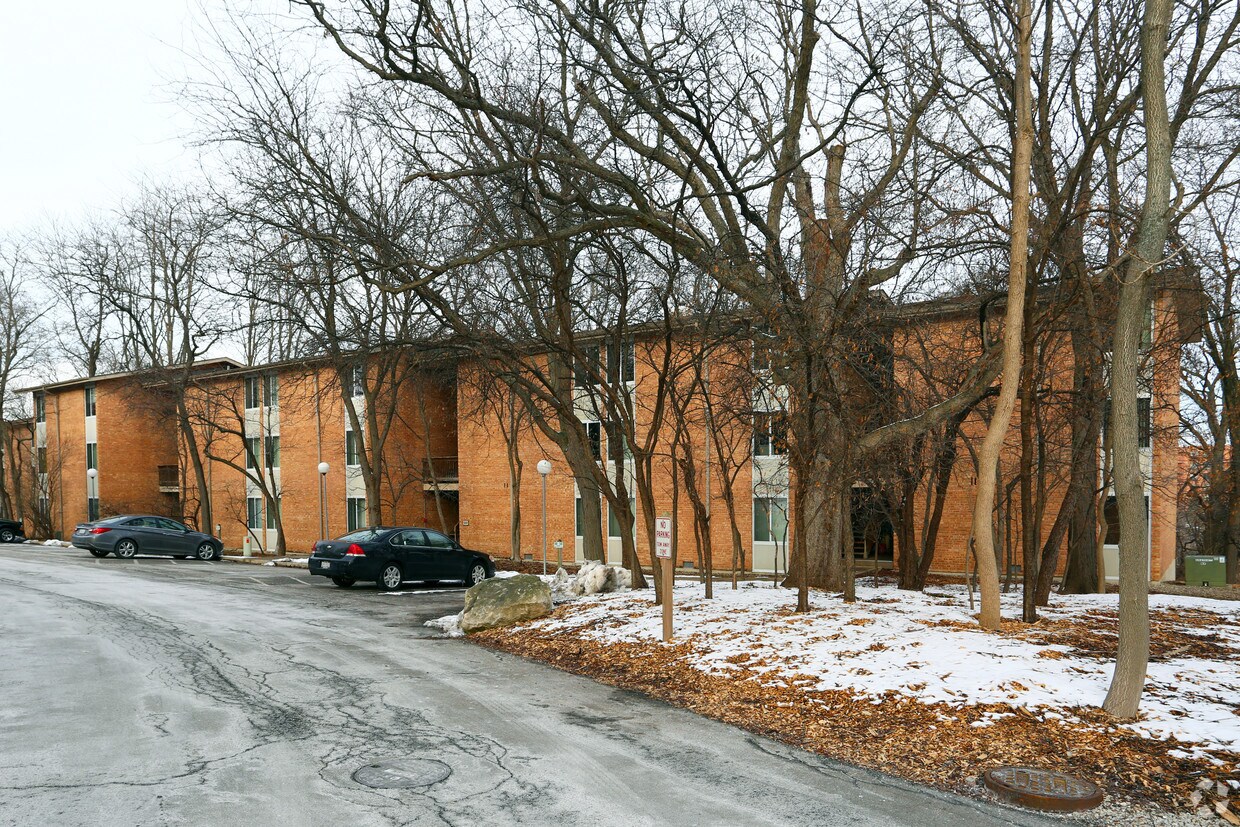 5817 Oakwood Dr, Lisle, IL 60532 Apartments in Lisle, IL