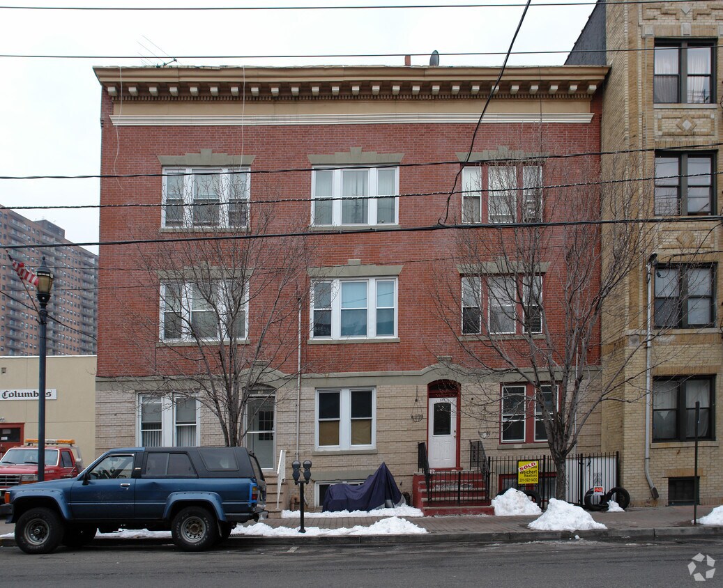 Building Photo - 115-117 60th St