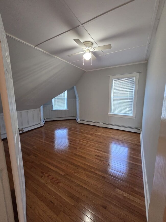 Building Photo - Woodbine St(15)-N