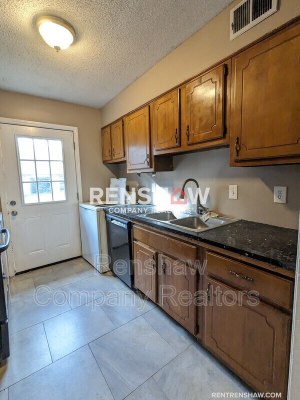 Foto del edificio - 7023 Amberly Way Dr