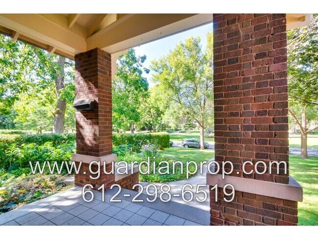 Foto del edificio - Craftsman Bungalow on Summit Avenue Availa...