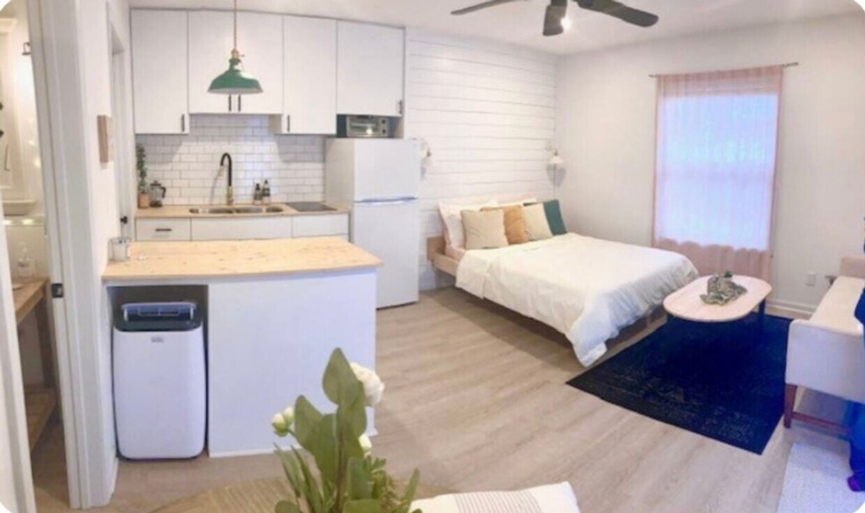 Primary Photo - Charming Studio House in Taylors