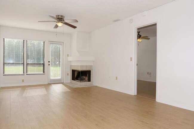 Building Photo - Recently Updated 2bd 2bth Condo Available ...