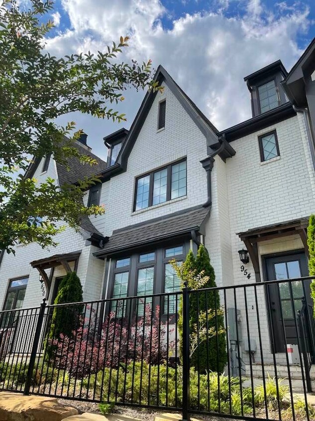 Foto principal - 954 Lennox Blvd