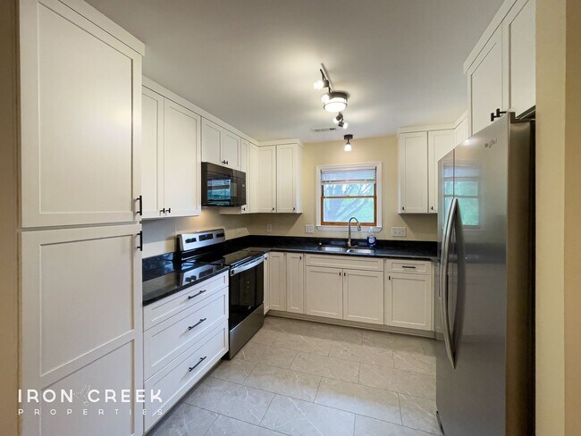 Foto del edificio - Beautifully Updated Three-Bedroom with Gar...