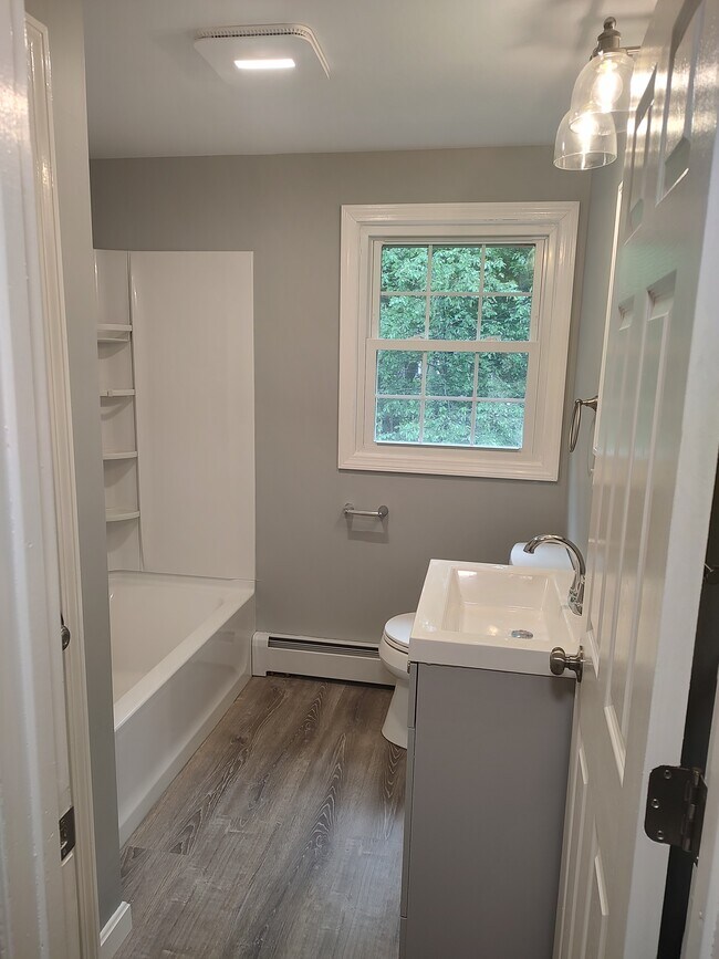Baño de la planta superior - 132 Londonderry Turnpike