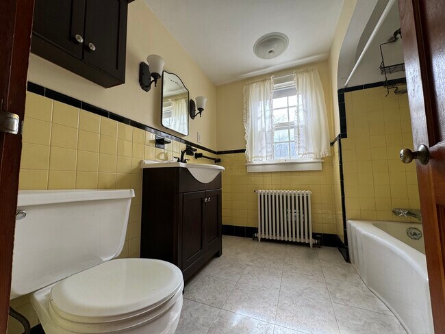 Baño completo en la planta baja - 39 Lake Dr