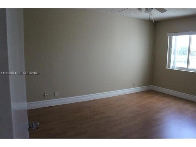 Foto del edificio - 120 Lakeview Dr