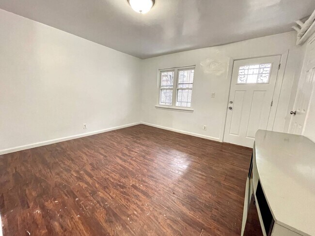 Building Photo - 1044 E 233rd St