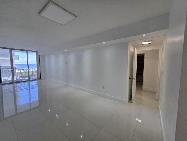 Foto del edificio - 5825 Collins Ave