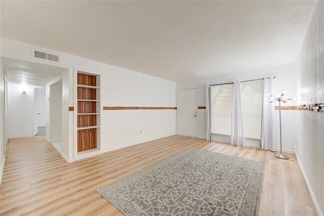 Building Photo - 5625 Antoine Dr