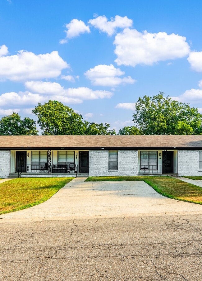 Building Photo - 9000 Woodbine Dr