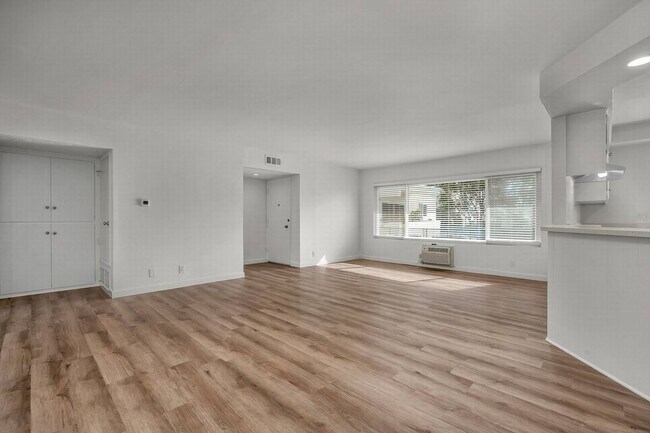 Foto del edificio - Stunning HUGE Top-floor 2+2 Unit