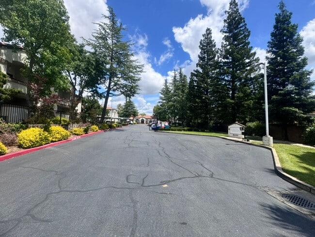 Building Photo - Very Nice 2 Bedroom and 2 Bathroom Apartment $2,425 + $125.00 WSG