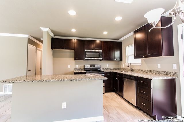 Building Photo - 5923 CLIFF TRAIL DR