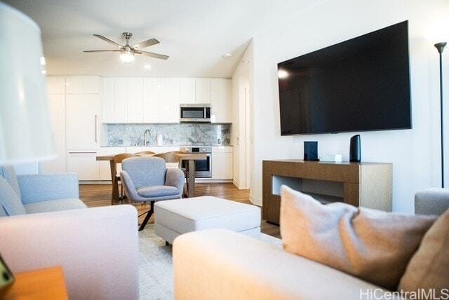 Photo - 987 Queen Street Unit 3613 AALII