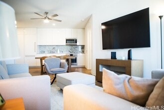 Building Photo - 987 Queen St