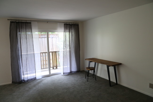 Building Photo - Chestnut Street Property