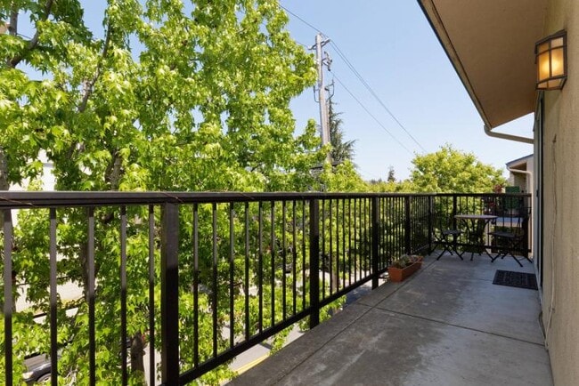 Building Photo - Stylish Upper Grand/Lakeshore top-floor Condo