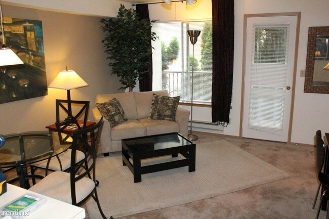 Building Photo - 709 N 95th St