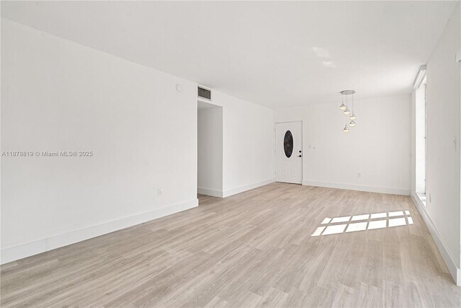 Building Photo - 8305 Crespi Blvd