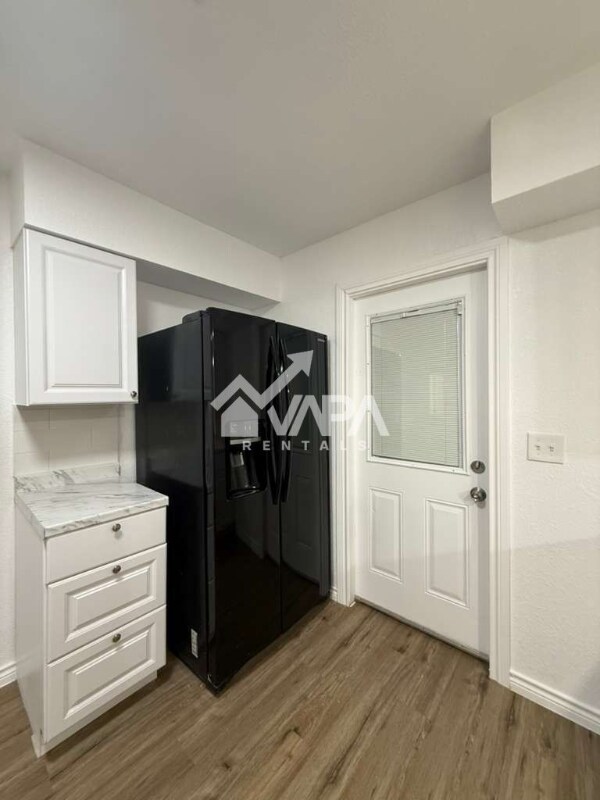 Building Photo - 231 Middlebury Dr