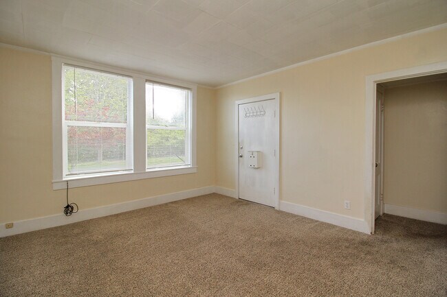 Building Photo - 7630 SE Woodstock Blvd