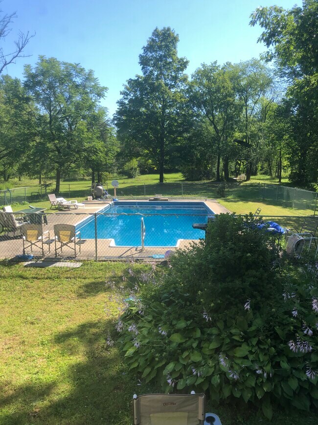 Piscina en el patio trasero - 6414 State Route 233