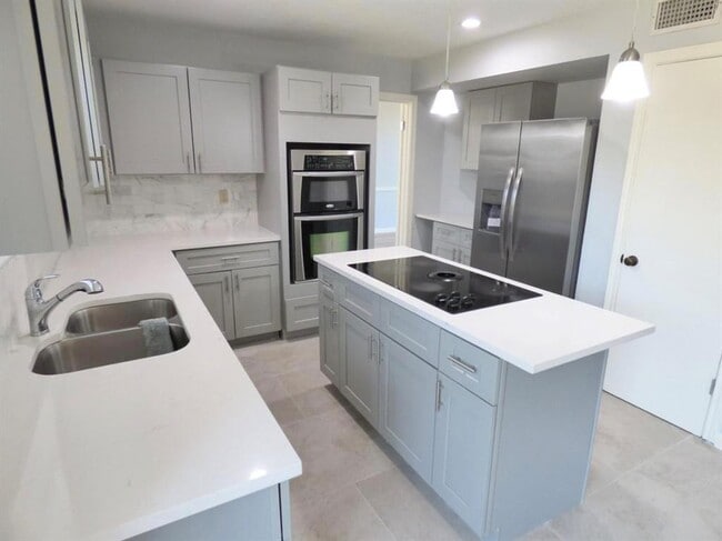 Building Photo - 10702 Mcfarlie Cove