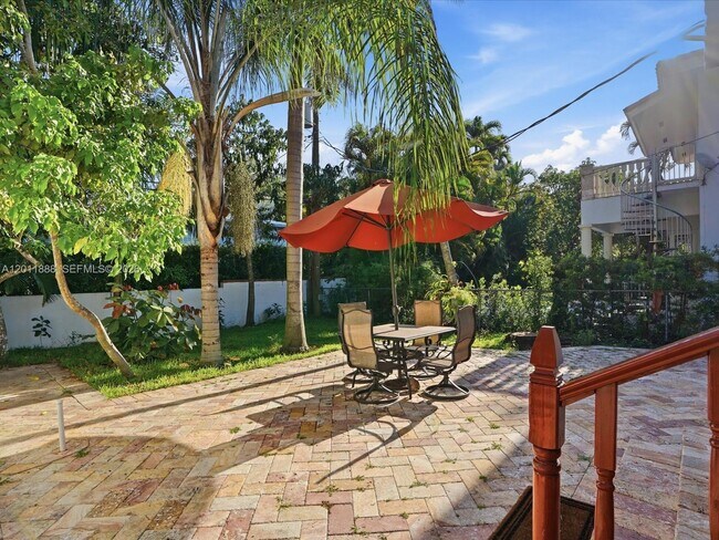 Building Photo - 1137 Asturia Ave