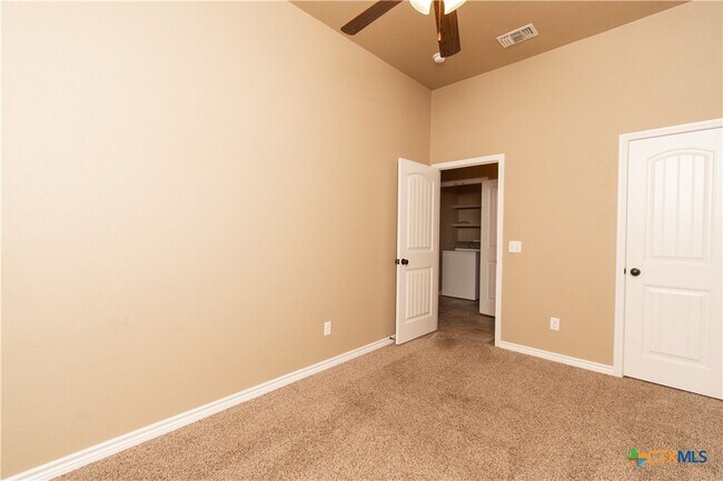 Foto del edificio - 402 Sladecek Dr