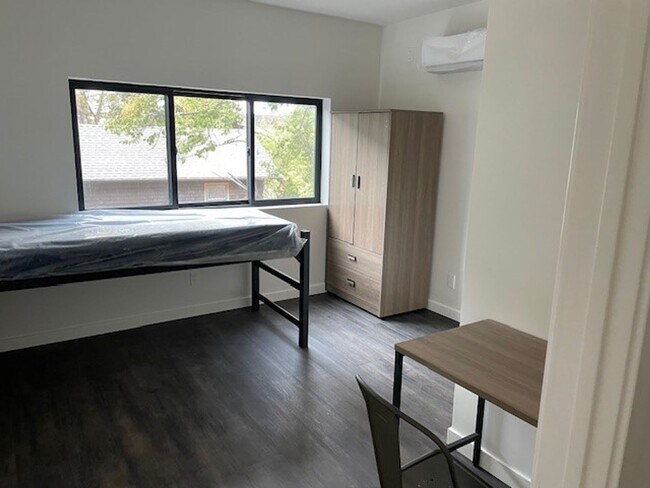 Foto del edificio - Unit A-Newly Renovated Building , with new...