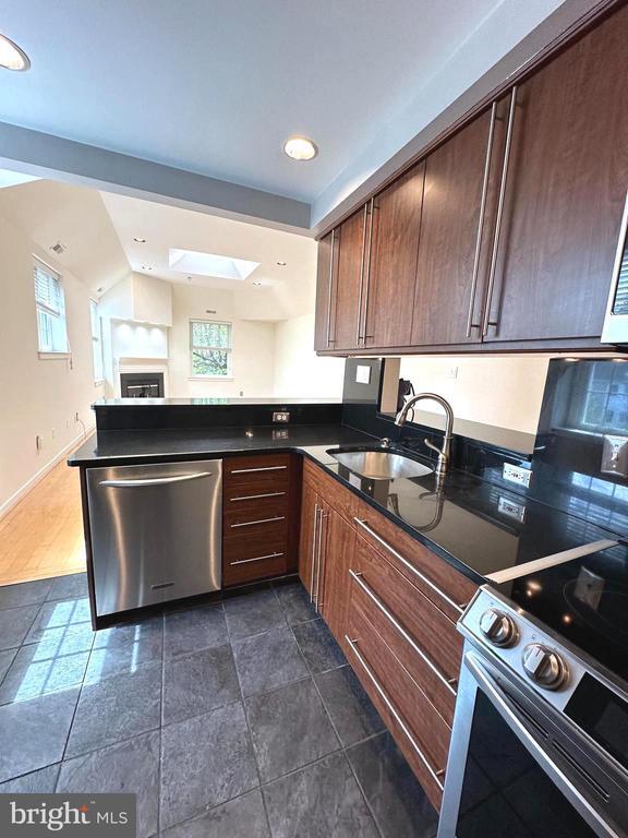 Foto del edificio - 104 Woodside Rd