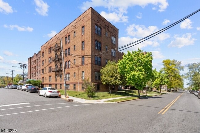 Building Photo - 433 Lincoln Ave