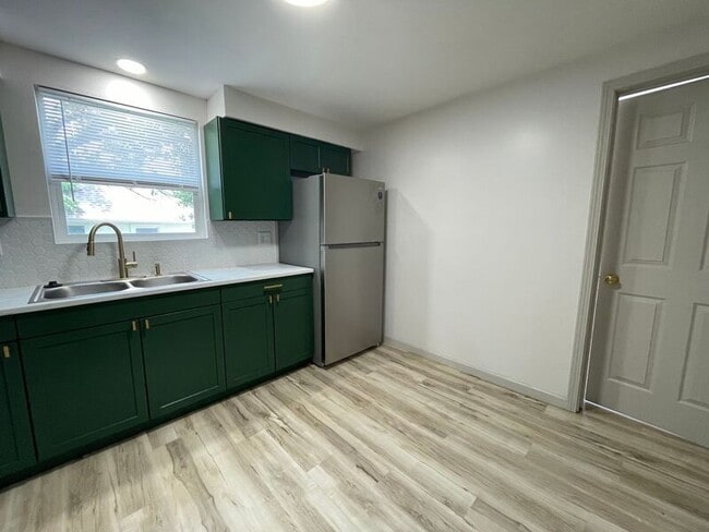 Building Photo - 2137 Woodford St
