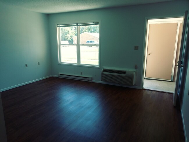 Living Room & Storage Shed - 504 E Chellis St