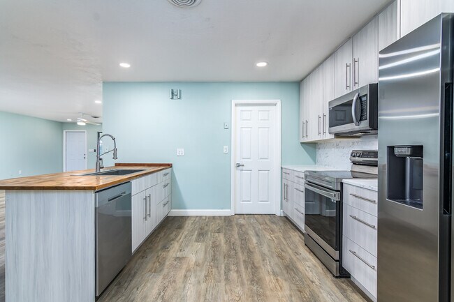 Building Photo - 1 W Point Dr