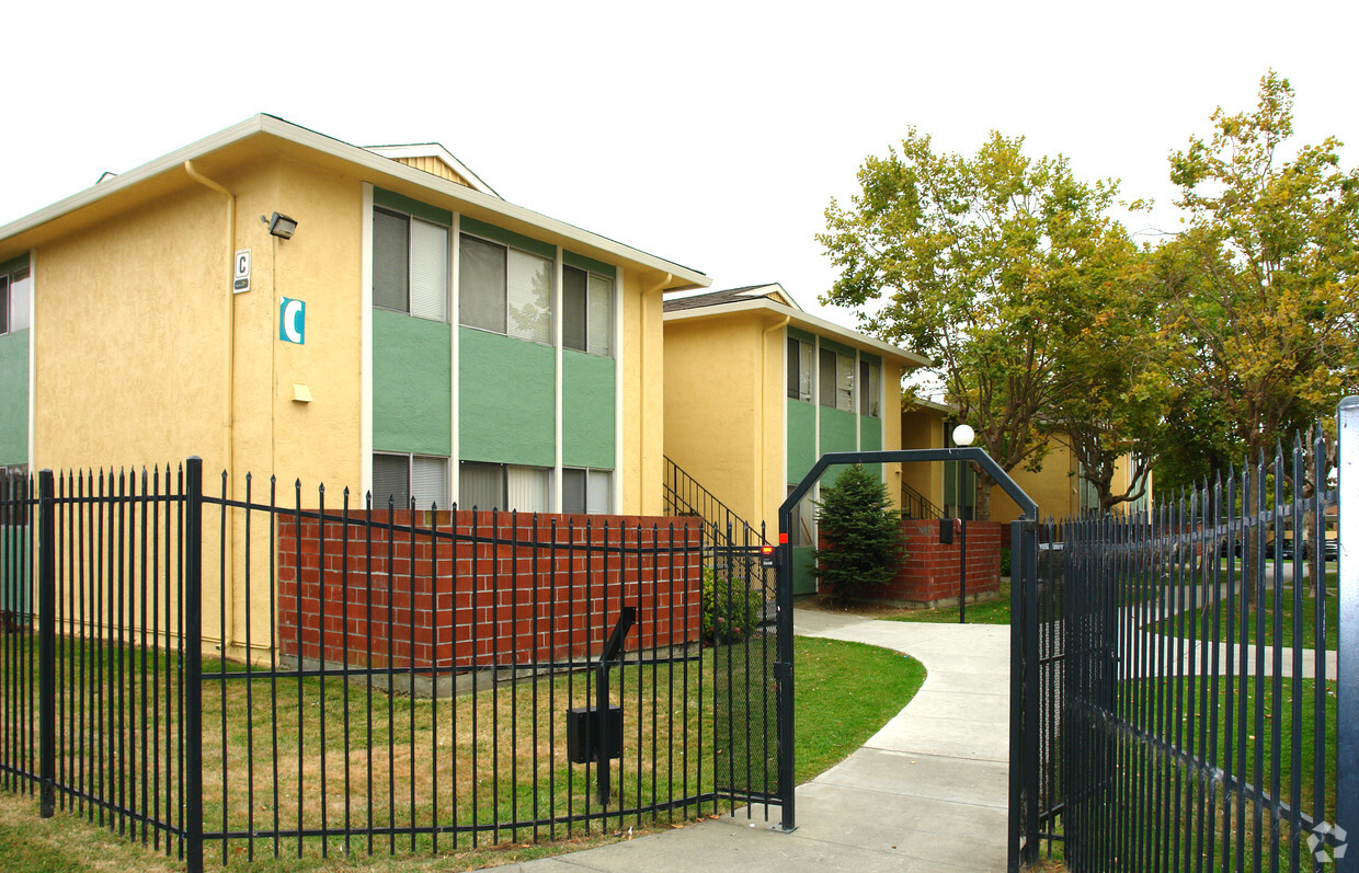 Primary Photo - Longshore Cove Apartments