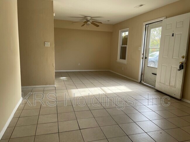 Foto del edificio - 7952 Thompson Rd