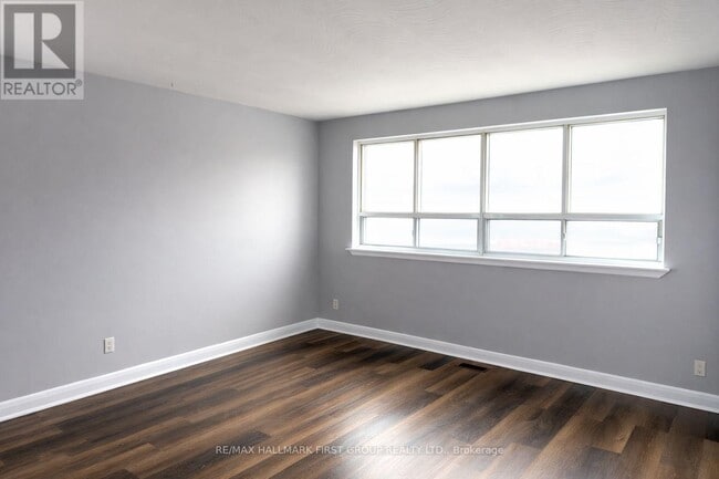 Building Photo - 43 Wentworth St W