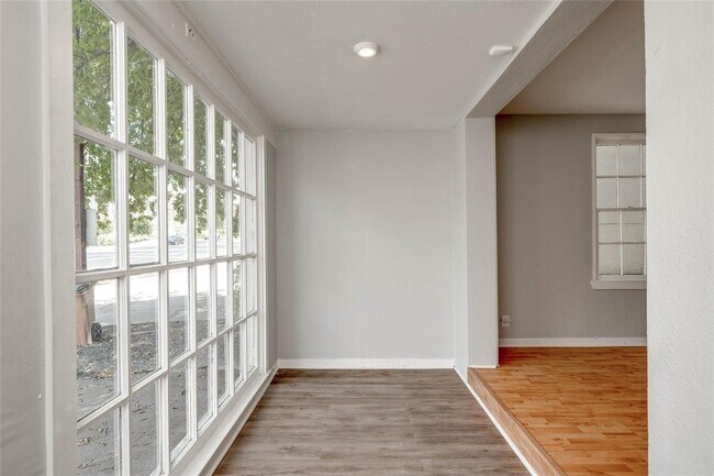 Foto del edificio - 807 W 12th St