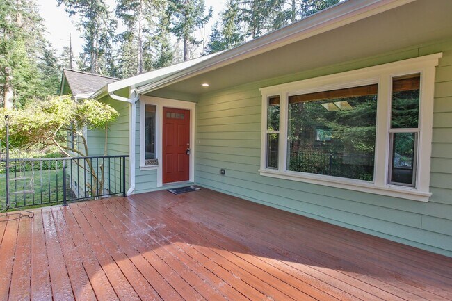 Foto del edificio - Private Beach Access Comes with This Lovely Freeland Home!