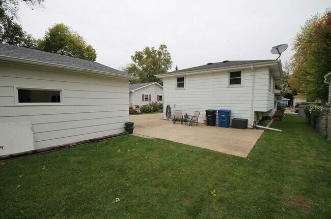 Building Photo - Nice 3 Bedroom Home